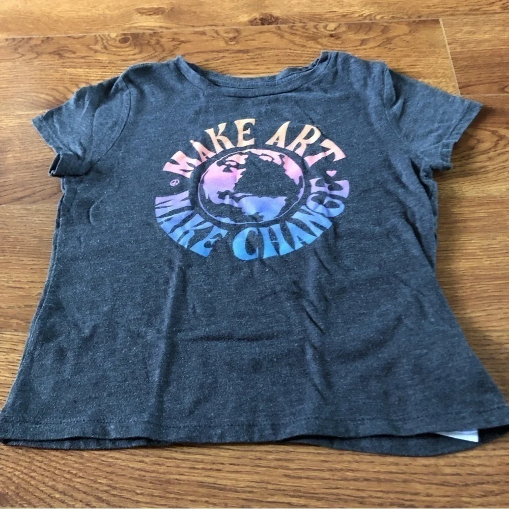 Old Navy gray “Make Art, Make Change” short sleeve graphic tee in size S (6-7)